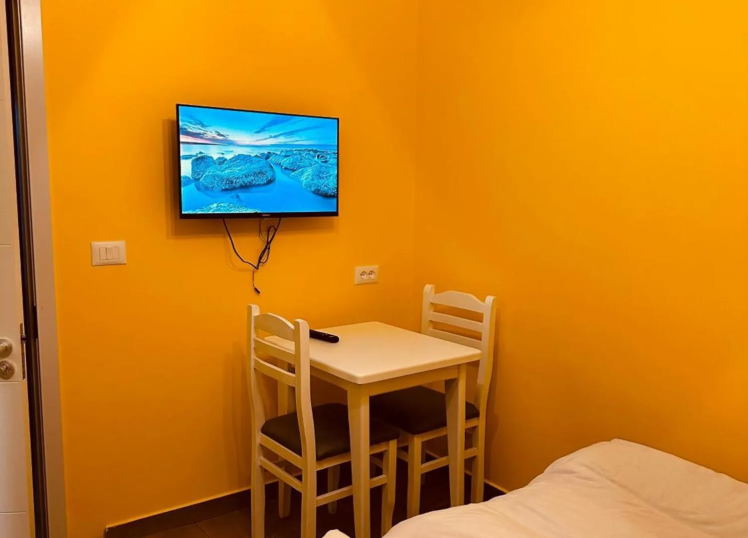 Auto Tana Guest House ティラナ アルバニア
