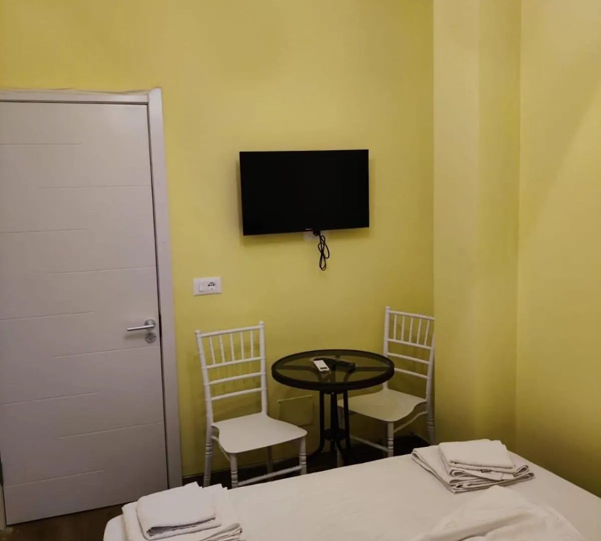 Auto Tana Guest House ティラナ