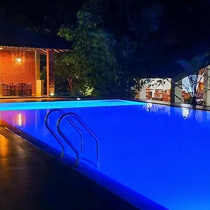 Naturaliza Hotel Sigirija