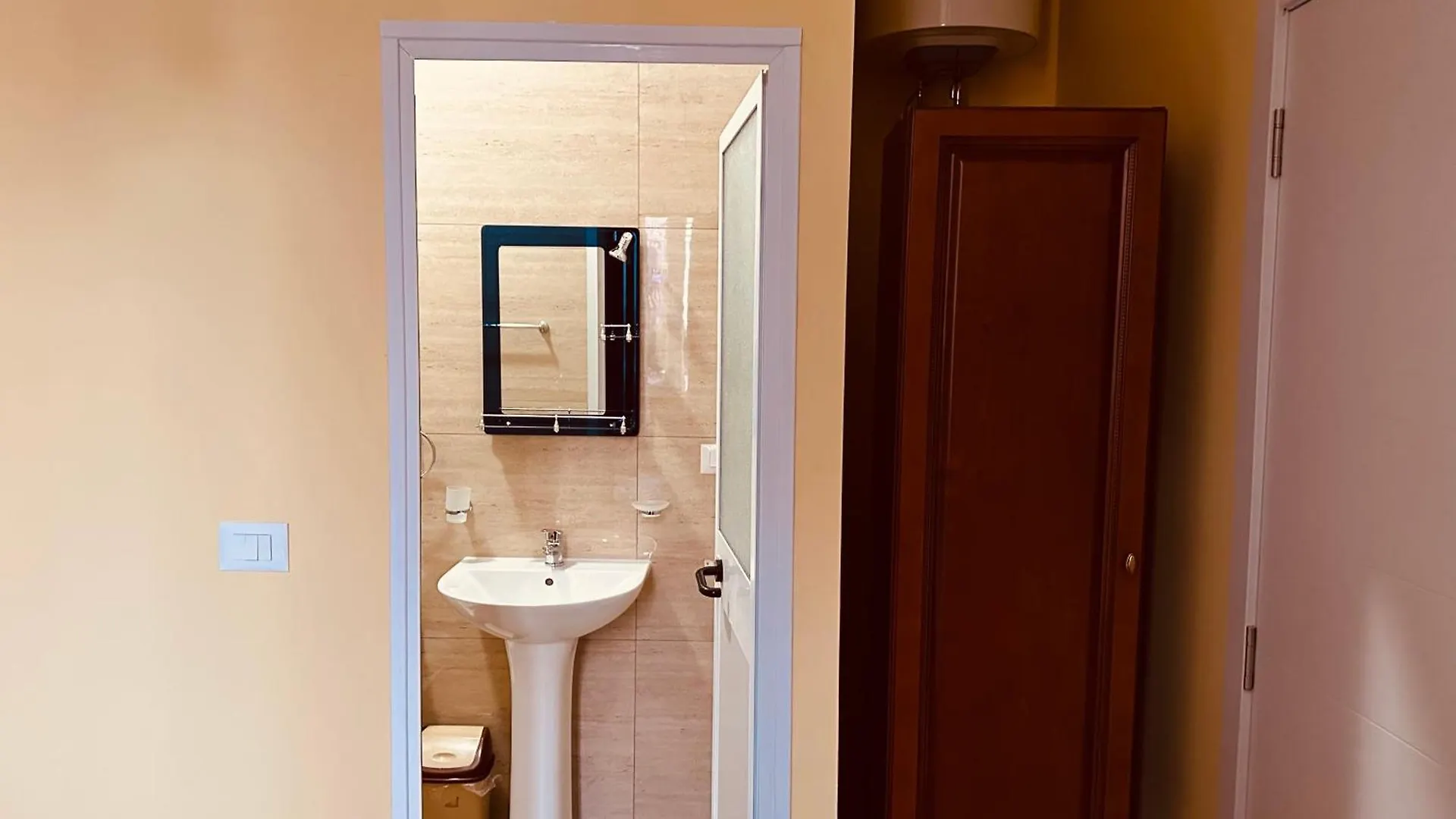 Auto Tana Guest House Tiran